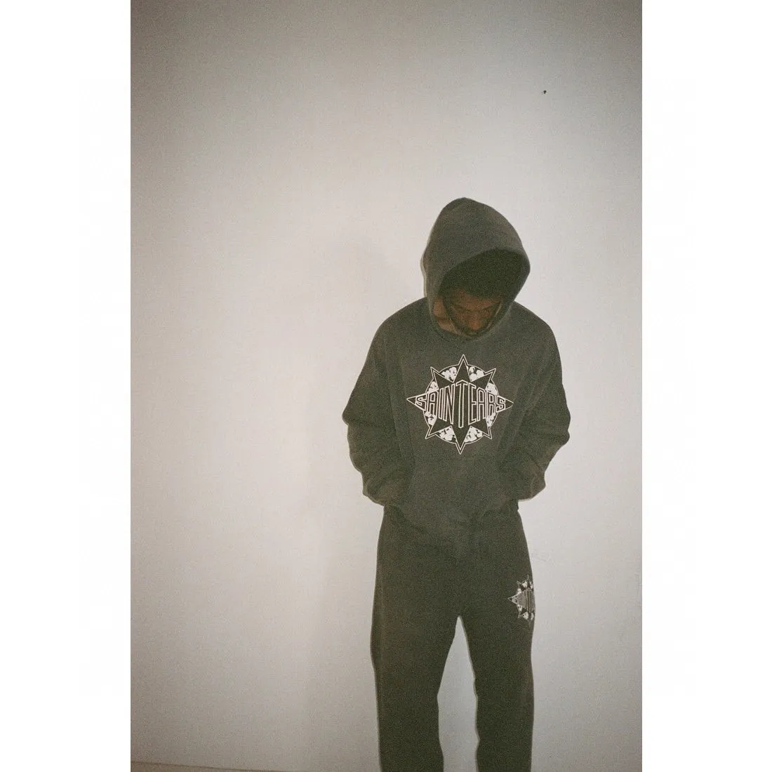 DENIM TEARS x SAINT Mxxxxxx SAINT TEARS Hoodie/BLK Five-pointed star cotton hole-in-the-dark distressed hoodie, washed black S-XL Assute dyeing, whole piece sprayed with horse fade/horse weight, co-branded main mark/cotton wash mark/cherub mark, many hanging holes on the front and rear panels, the original version has the same loose fit